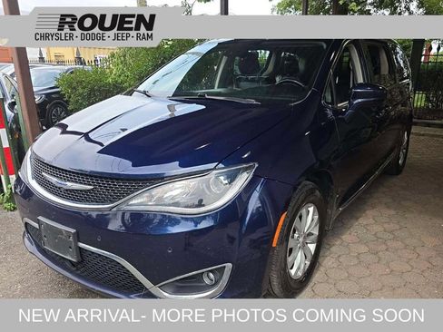 Used 2019 Chrysler Pacifica Touring-L w/ Advanced Safetytec Group FWD image 1