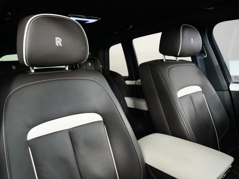 Used 2023 Rolls-Royce Cullinan w/ Cullinan Package image 32