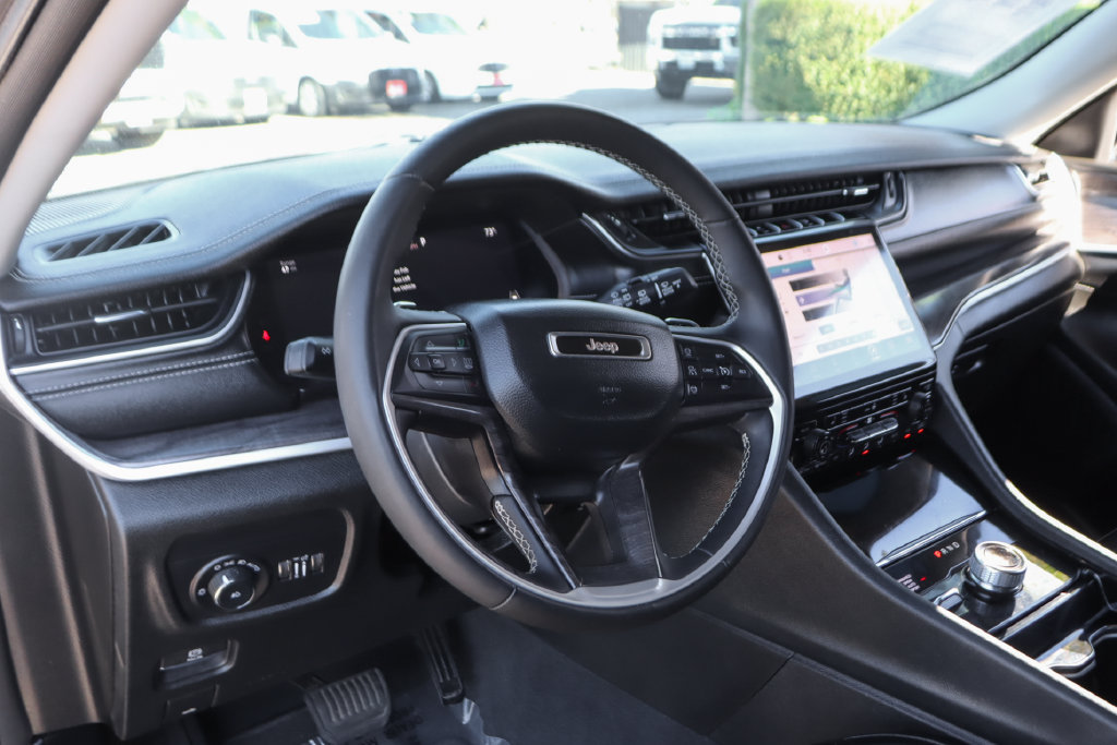 Used 2023 Jeep Grand Cherokee L Limited AWD/4WD image 19