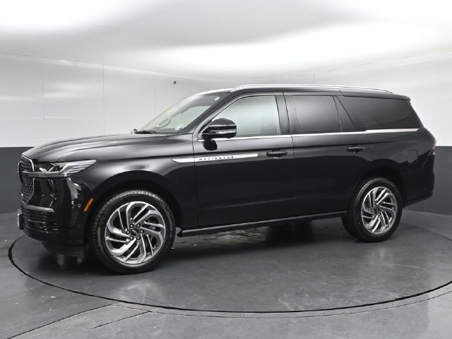Certified 2025 Lincoln Navigator Reserve AWD/4WD image 4
