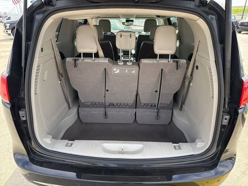 Used 2018 Chrysler Pacifica Touring-L w/ Advanced Safetytec Group image 10