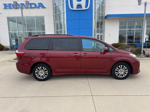 Used 2020 Toyota Sienna XLE image 4