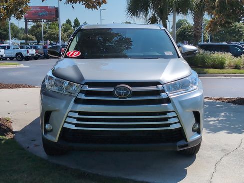 Used 2019 Toyota Highlander XLE AWD/4WD image 3