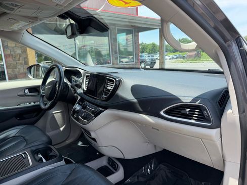 Used 2021 Chrysler Pacifica Touring-L FWD image 23