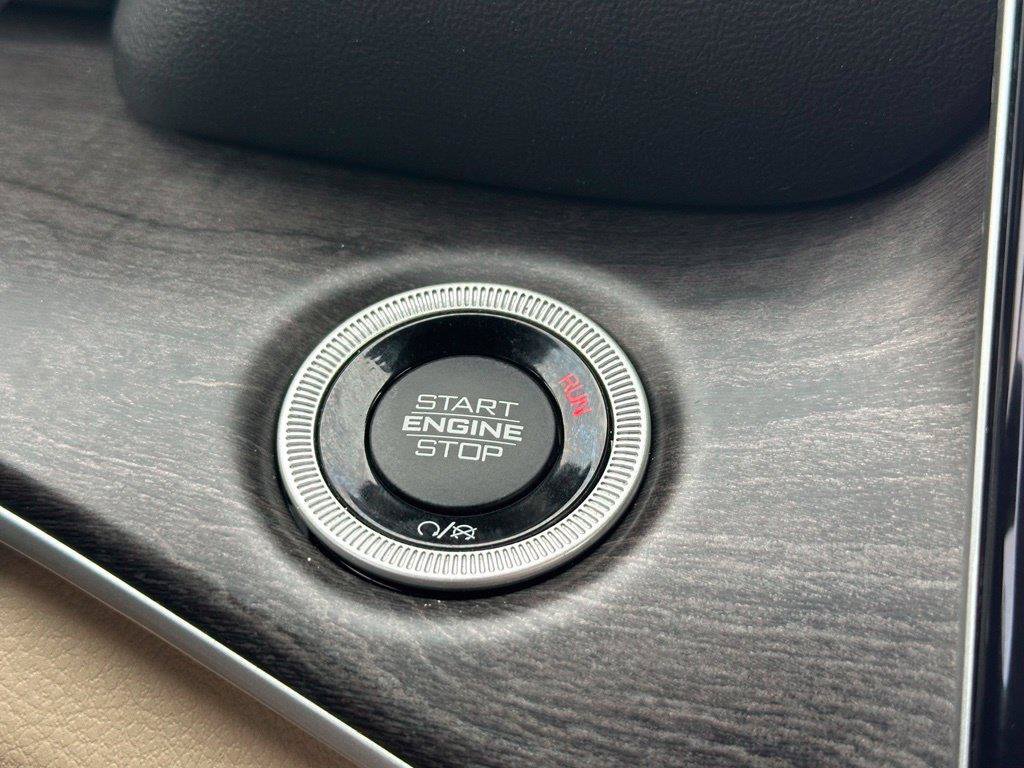 Used 2023 Jeep Grand Cherokee Limited w/ Luxury Tech Group II AWD/4WD image 15