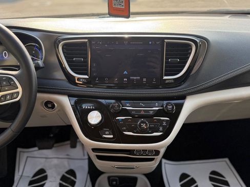 Used 2024 Chrysler Pacifica Select image 15