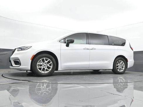 Used 2025 Chrysler Pacifica Select FWD image 45