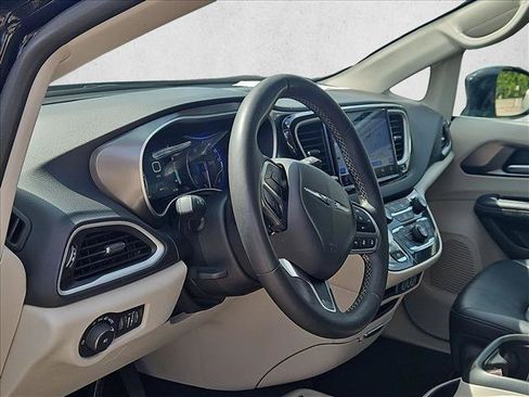 Used 2024 Chrysler Pacifica Touring-L FWD image 10