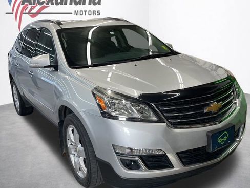 Used 2017 Chevrolet Traverse LT w/ Style and Technology Package image 5