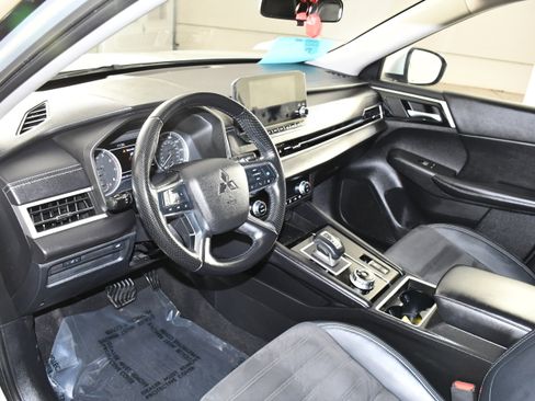 Used 2022 Mitsubishi Outlander SE image 2
