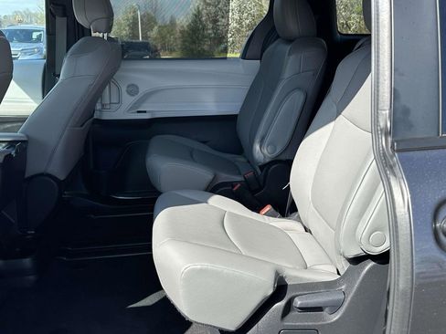 Used 2025 Toyota Sienna XLE image 11