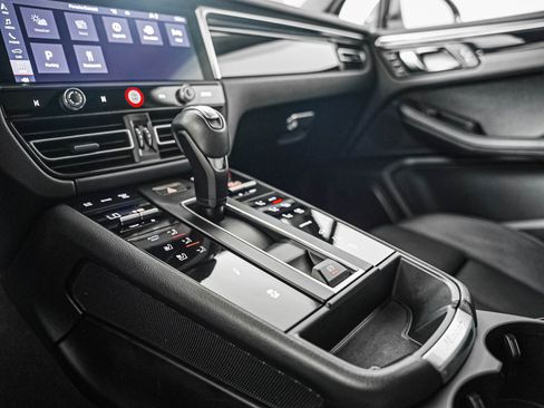 Certified 2024 Porsche Macan AWD/4WD image 20