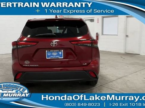Used 2023 Toyota Highlander XLE FWD image 2