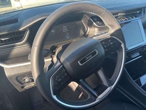 Used 2023 Jeep Grand Cherokee L Laredo image 11