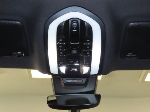 Certified 2025 Porsche Macan AWD/4WD image 31