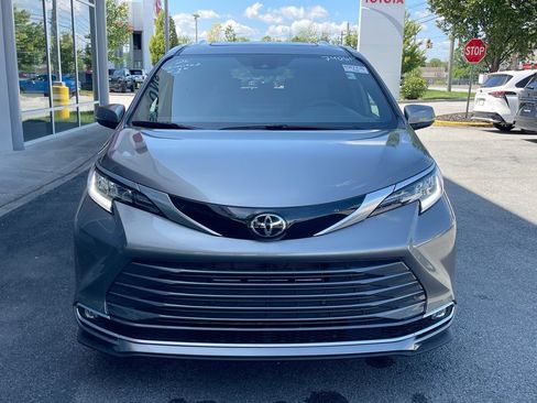 Used 2026 Toyota Sienna Limited FWD image 12