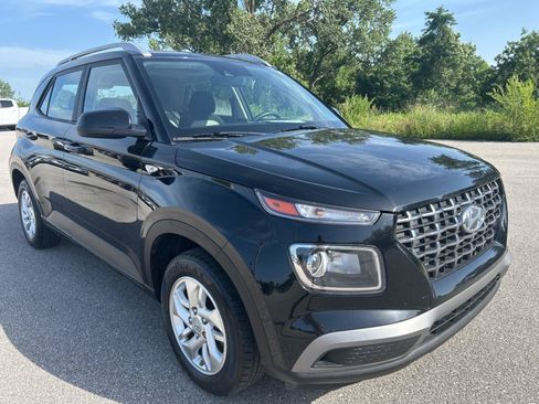 Used 2020 Hyundai Venue SEL w/ Convenience Package FWD image 3