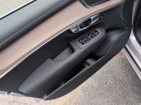 Used 2025 Volvo XC90 B6 Plus image 14