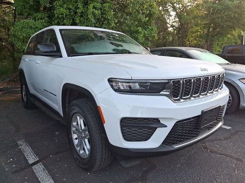 Used 2023 Jeep Grand Cherokee Laredo image 3