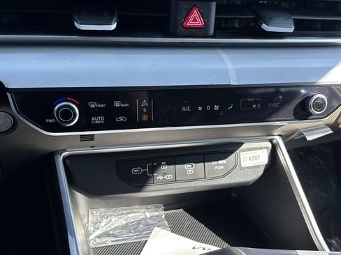New 2026 Kia Carnival FWD image 8