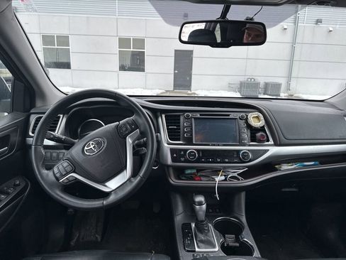 Used 2016 Toyota Highlander XLE image 2