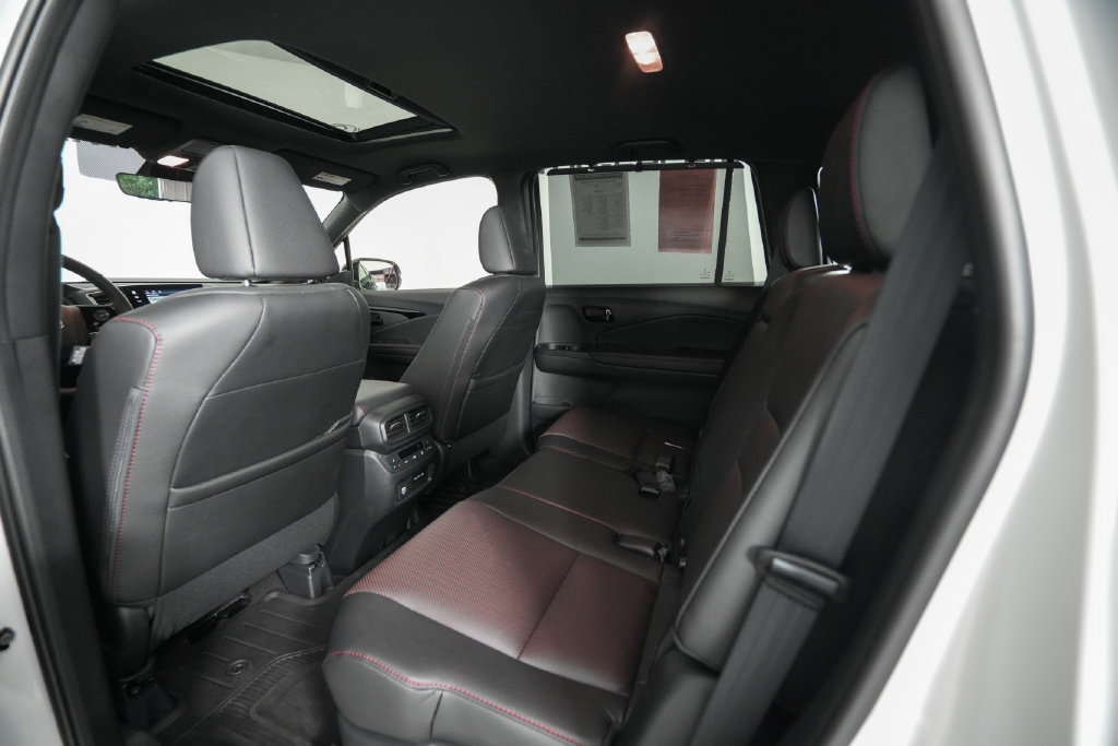 Used 2025 Honda Passport Black Edition image 13