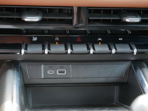 Used 2023 GMC Canyon AT4 w/ Canyon Safety Plus Package AWD/4WD image 31