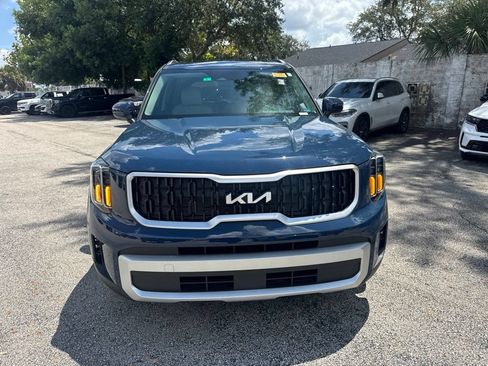 Used 2024 Kia Telluride EX w/ EX Captain's Chair Package FWD image 2