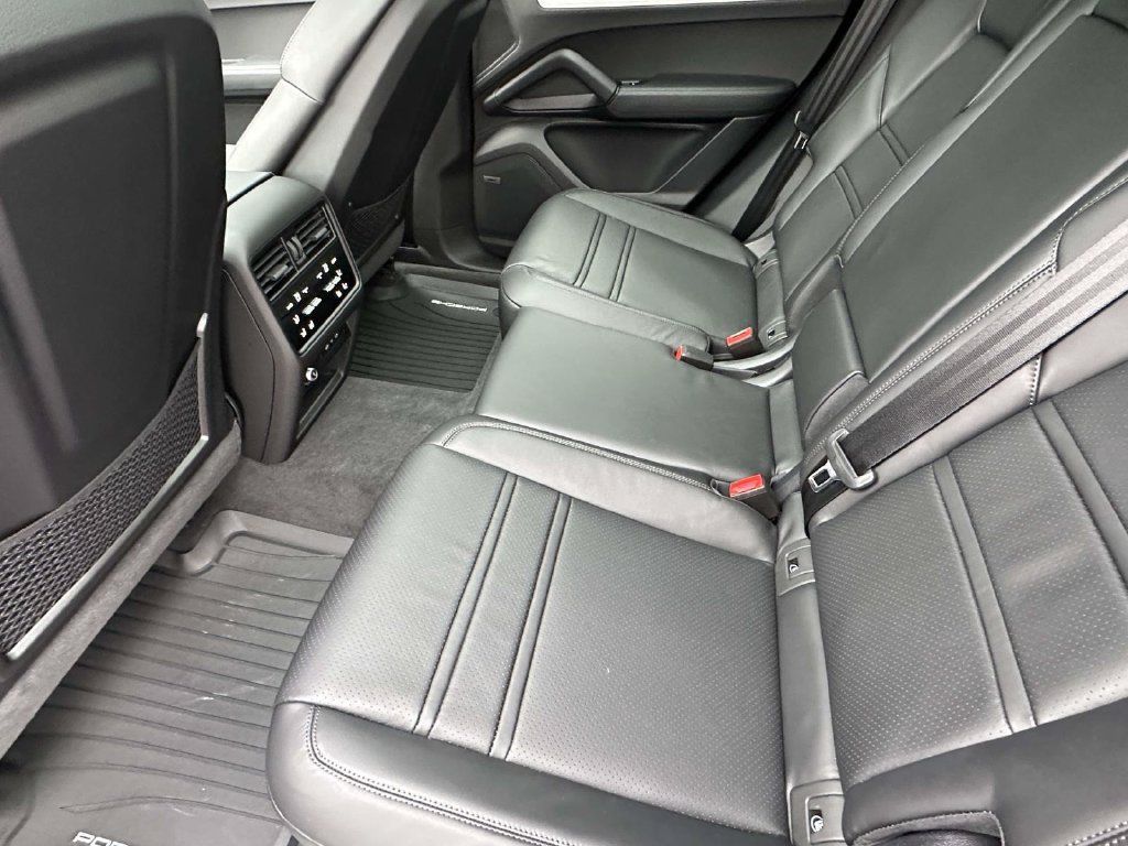 Used 2026 Porsche Cayenne Coupe AWD/4WD image 12