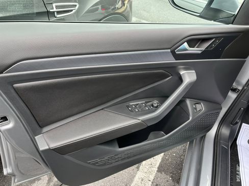 Used 2023 Volkswagen Jetta SE w/ Panoramic Sunroof Package image 16