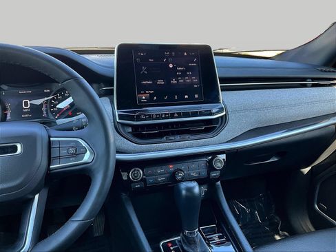 Used 2025 Jeep Compass Latitude w/ Sun & Sound Group AWD/4WD image 12