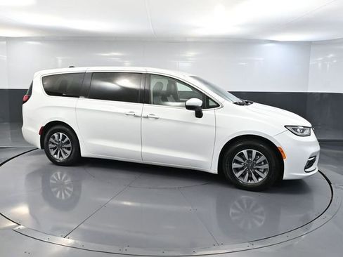Used 2023 Chrysler Pacifica Touring-L image 4