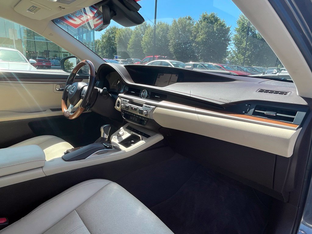Used 2016 Lexus ES 300h w/ Luxury Package w/Wood Trim FWD image 35