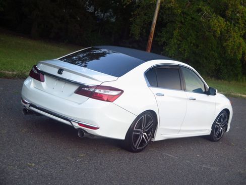 Used 2017 Honda Accord Sport image 21