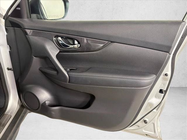 Used 2017 Nissan Rogue SV FWD image 14