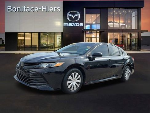 Used 2019 Toyota Camry SE image 3