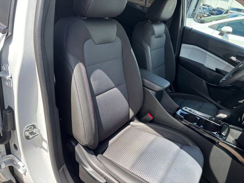 Used 2025 Chevrolet Trax LT FWD image 30