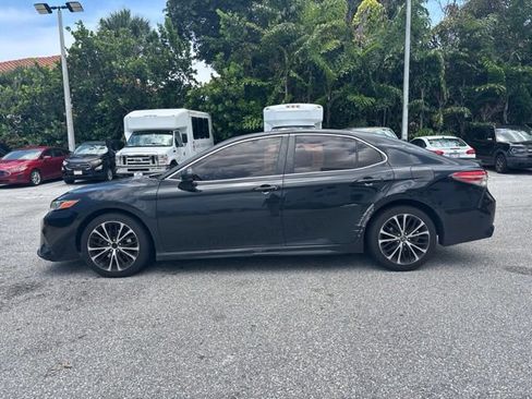 Used 2018 Toyota Camry SE FWD image 4