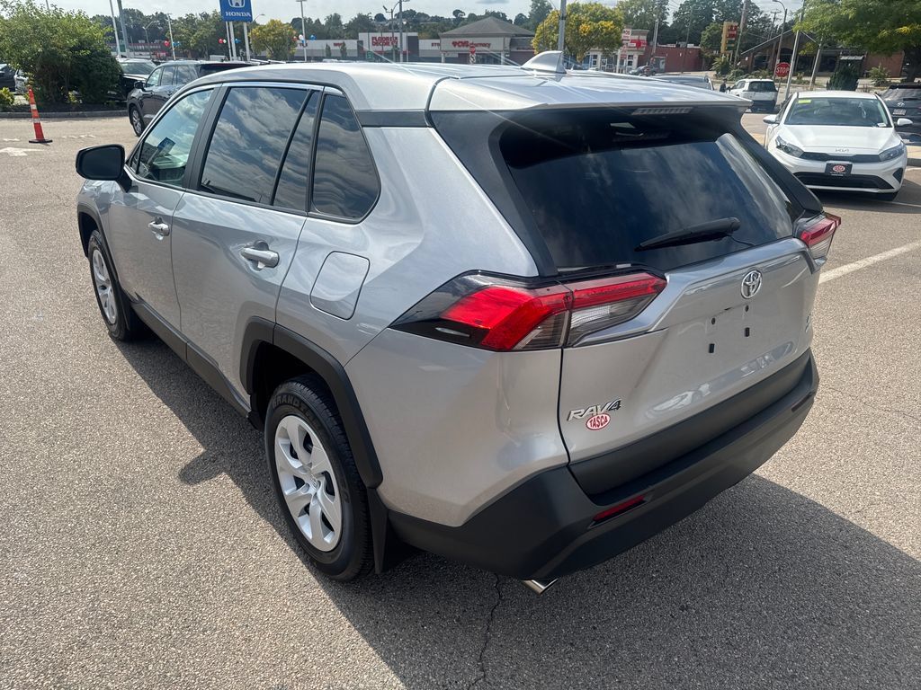 Used 2024 Toyota RAV4 LE AWD/4WD image 5