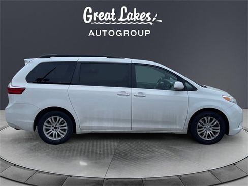 Used 2017 Toyota Sienna XLE image 3