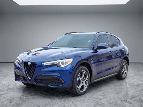 Used 2023 Alfa Romeo Stelvio Sprint image 3