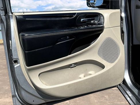 Used 2019 Dodge Grand Caravan SXT FWD image 20