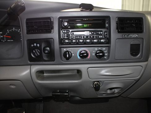 Used 2000 Ford Excursion XLT AWD/4WD image 14