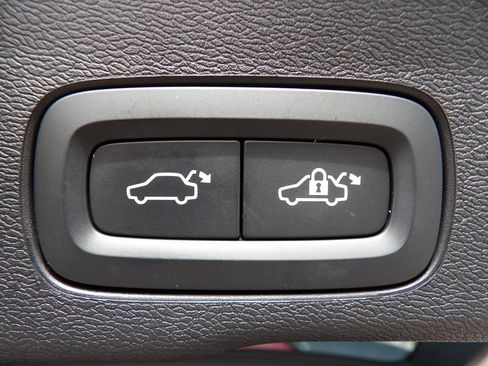 Used 2022 Volvo XC60 T8 Inscription w/ Advanced Package image 28