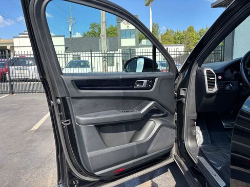 Used 2019 Porsche Cayenne S image 21