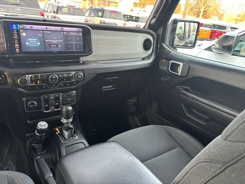 Used 2024 Jeep Wrangler Unlimited Sport AWD/4WD image 23