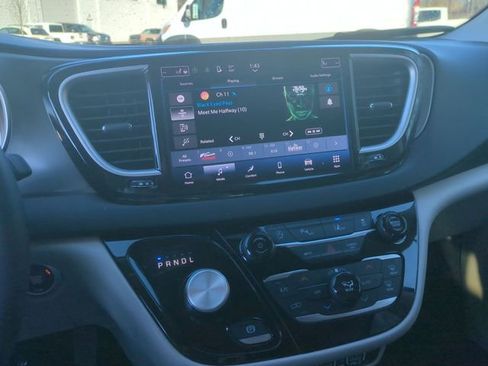 Used 2023 Chrysler Pacifica Touring-L image 36