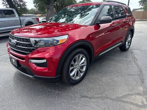 Used 2023 Ford Explorer XLT w/ Equipment Group 202A RWD image 3