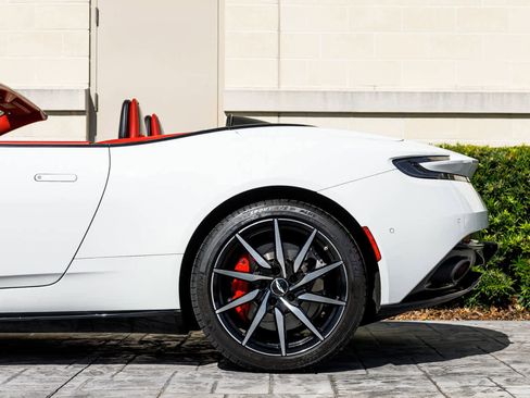 Used 2019 Aston Martin DB11 Volante image 39