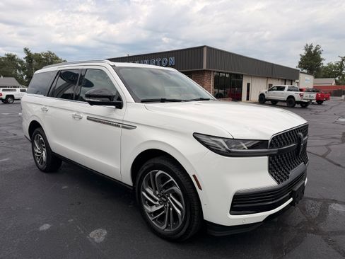 Used 2025 Lincoln Navigator Reserve AWD/4WD image 2